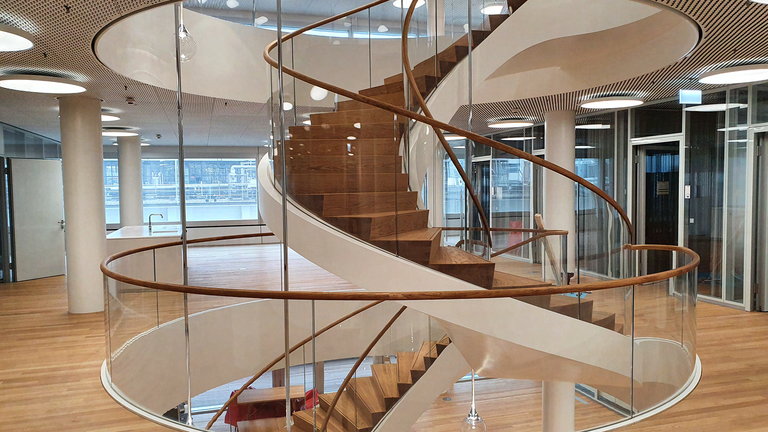 Wendeltreppe im ROCHE-TOWER in Basel, geschaffen von der Schreinerei Holz-Hacker aus Bezgenriet | © Schreinerei Holz-Hacker aus Bezgenriet